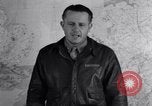 Standbild US Army Air Force Briefing europäische Theater, 1943, aus Sekunde 47 historischem Filmmaterial Videoclip 65675030631