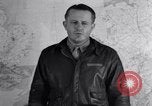 Standbild US Army Air Force Briefing europäische Theater, 1943, aus Sekunde 48 historischem Filmmaterial Videoclip 65675030631