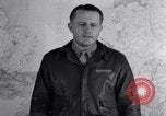 Standbild US Army Air Force Briefing europäische Theater, 1943, aus Sekunde 49 historischem Filmmaterial Videoclip 65675030631