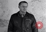 Standbild US Army Air Force Briefing europäische Theater, 1943, aus Sekunde 51 historischem Filmmaterial Videoclip 65675030631
