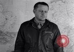 Standbild US Army Air Force Briefing europäische Theater, 1943, aus Sekunde 52 historischem Filmmaterial Videoclip 65675030631
