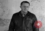 Standbild US Army Air Force Briefing europäische Theater, 1943, aus Sekunde 53 historischem Filmmaterial Videoclip 65675030631