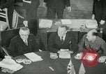 Standbild Bevin Byrnes und Molotow Potsdam Deutschland, 1945, aus Sekunde 23 historischem Filmmaterial Videoclip 65675030653