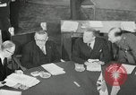 Standbild Bevin Byrnes und Molotow Potsdam Deutschland, 1945, aus Sekunde 25 historischem Filmmaterial Videoclip 65675030653