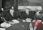 Standbild Bevin Byrnes und Molotow Potsdam Deutschland, 1945, aus Sekunde 26 historischem Filmmaterial Videoclip 65675030653