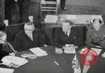 Standbild Bevin Byrnes und Molotow Potsdam Deutschland, 1945, aus Sekunde 28 historischem Filmmaterial Videoclip 65675030653
