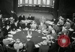 Standbild Bevin Byrnes und Molotow Potsdam Deutschland, 1945, aus Sekunde 35 historischem Filmmaterial Videoclip 65675030653