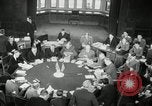Standbild Bevin Byrnes und Molotow Potsdam Deutschland, 1945, aus Sekunde 38 historischem Filmmaterial Videoclip 65675030653
