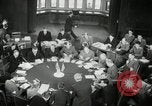 Standbild Bevin Byrnes und Molotow Potsdam Deutschland, 1945, aus Sekunde 40 historischem Filmmaterial Videoclip 65675030653