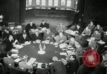 Standbild Bevin Byrnes und Molotow Potsdam Deutschland, 1945, aus Sekunde 41 historischem Filmmaterial Videoclip 65675030653