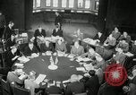 Standbild Bevin Byrnes und Molotow Potsdam Deutschland, 1945, aus Sekunde 46 historischem Filmmaterial Videoclip 65675030653