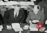 Standbild Bevin Byrnes und Molotow Potsdam Deutschland, 1945, aus Sekunde 50 historischem Filmmaterial Videoclip 65675030653