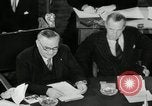 Standbild Bevin Byrnes und Molotow Potsdam Deutschland, 1945, aus Sekunde 54 historischem Filmmaterial Videoclip 65675030653