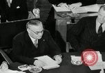 Standbild Bevin Byrnes und Molotow Potsdam Deutschland, 1945, aus Sekunde 56 historischem Filmmaterial Videoclip 65675030653