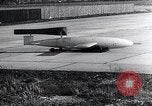 Standbild FI103 fliegende Bombe V-1 Peenemunde Deutschland, 1942, aus Sekunde 40 historischem Filmmaterial Videoclip 65675030689