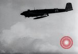 Immagine di Fi103 V-1 battenti bomba rilascio dell'antenna Peenemunde Germania, 1942, secondo 39 filmato di repertorio 65675030692