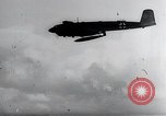 Immagine di Fi103 V-1 battenti bomba rilascio dell'antenna Peenemunde Germania, 1942, secondo 42 filmato di repertorio 65675030692