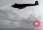 Immagine di Fi103 V-1 battenti bomba rilascio dell'antenna Peenemunde Germania, 1942, secondo 43 filmato di repertorio 65675030692