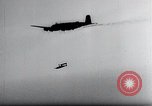 Immagine di Fi103 V-1 battenti bomba rilascio dell'antenna Peenemunde Germania, 1942, secondo 56 filmato di repertorio 65675030692