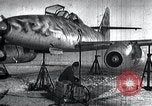 Immagine di ME-262 aerei fino a supporti di manutenzione Germania, 1943, secondo 1 filmato di repertorio 65675030710