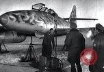 Immagine di ME-262 aerei fino a supporti di manutenzione Germania, 1943, secondo 3 filmato di repertorio 65675030710