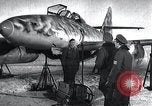 Immagine di ME-262 aerei fino a supporti di manutenzione Germania, 1943, secondo 4 filmato di repertorio 65675030710
