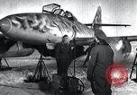 Immagine di ME-262 aerei fino a supporti di manutenzione Germania, 1943, secondo 5 filmato di repertorio 65675030710