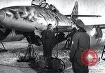 Immagine di ME-262 aerei fino a supporti di manutenzione Germania, 1943, secondo 6 filmato di repertorio 65675030710