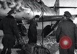 Immagine di ME-262 aerei fino a supporti di manutenzione Germania, 1943, secondo 9 filmato di repertorio 65675030710