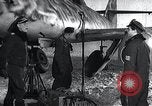 Immagine di ME-262 aerei fino a supporti di manutenzione Germania, 1943, secondo 10 filmato di repertorio 65675030710