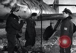 Immagine di ME-262 aerei fino a supporti di manutenzione Germania, 1943, secondo 11 filmato di repertorio 65675030710