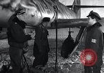 Immagine di ME-262 aerei fino a supporti di manutenzione Germania, 1943, secondo 12 filmato di repertorio 65675030710