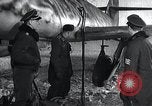 Immagine di ME-262 aerei fino a supporti di manutenzione Germania, 1943, secondo 13 filmato di repertorio 65675030710