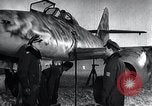Immagine di ME-262 aerei fino a supporti di manutenzione Germania, 1943, secondo 20 filmato di repertorio 65675030710