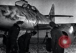 Immagine di ME-262 aerei fino a supporti di manutenzione Germania, 1943, secondo 23 filmato di repertorio 65675030710