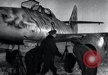 Immagine di ME-262 aerei fino a supporti di manutenzione Germania, 1943, secondo 24 filmato di repertorio 65675030710