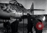 Immagine di ME-262 aerei fino a supporti di manutenzione Germania, 1943, secondo 25 filmato di repertorio 65675030710