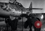 Immagine di ME-262 aerei fino a supporti di manutenzione Germania, 1943, secondo 28 filmato di repertorio 65675030710