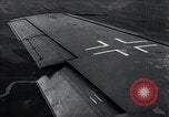 Standbild ME-262 Flugzeuge Flug und Landung Deutschland, 1943, aus Sekunde 5 historischem Filmmaterial Videoclip 65675030714