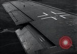 Standbild ME-262 Flugzeuge Flug und Landung Deutschland, 1943, aus Sekunde 6 historischem Filmmaterial Videoclip 65675030714