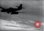 Standbild ME-262 Flugzeuge Flug und Landung Deutschland, 1943, aus Sekunde 47 historischem Filmmaterial Videoclip 65675030714
