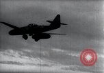 Standbild ME-262 Flugzeuge Flug und Landung Deutschland, 1943, aus Sekunde 48 historischem Filmmaterial Videoclip 65675030714
