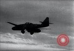 Standbild ME-262 Flugzeuge Flug und Landung Deutschland, 1943, aus Sekunde 50 historischem Filmmaterial Videoclip 65675030714