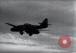 Standbild ME-262 Flugzeuge Flug und Landung Deutschland, 1943, aus Sekunde 51 historischem Filmmaterial Videoclip 65675030714