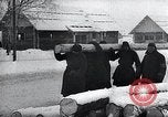Standbild block Häuser Ostfront europäischen Theater, 1942, aus Sekunde 27 historischem Filmmaterial Videoclip 65675030722