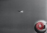 Standbild FI103 fliegende Bombe Deutschland, 1942, aus Sekunde 10 historischem Filmmaterial Videoclip 65675030742