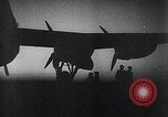 Image bombardier Lancaster KB-700 Bombing Run sur Berlin Berlin Allemagne, 1943, de la seconde 10 séquences d'archives historiques vidéo 65675030750