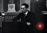 Immagine di Joseph Goebbels e Adolf Hitler Berlino Germania, 1933, secondo 45 filmato di repertorio 65675030759