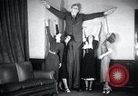 Immagine di Robert Wadlow Chicago Illinois USA, 1936, secondo 16 filmato di repertorio 65675030774
