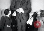 Immagine di Robert Wadlow Chicago Illinois USA, 1936, secondo 21 filmato di repertorio 65675030774